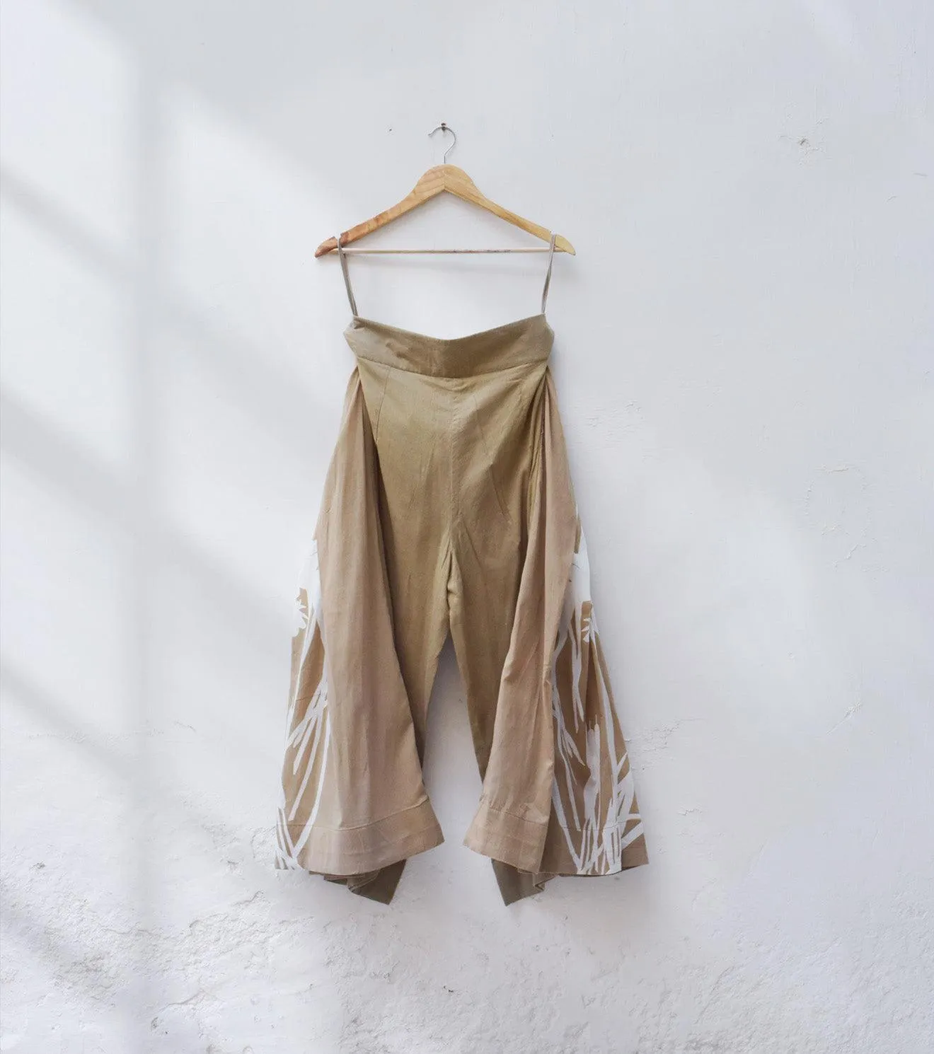 Sand pleated pants